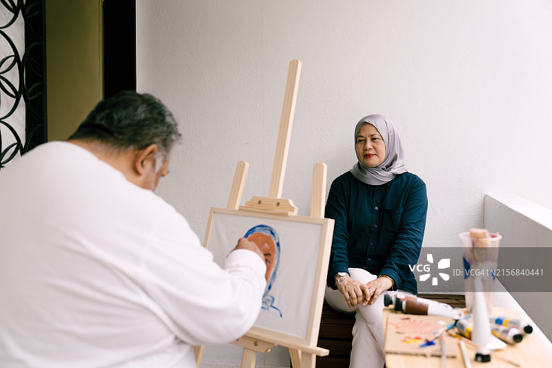 老年夫妇一起创作油画图片素材