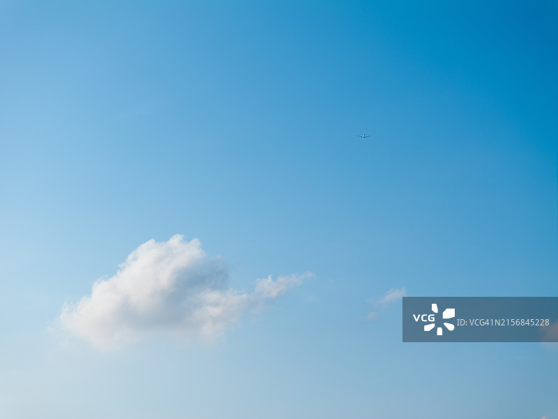 飞行中的喷气式飞机图片素材