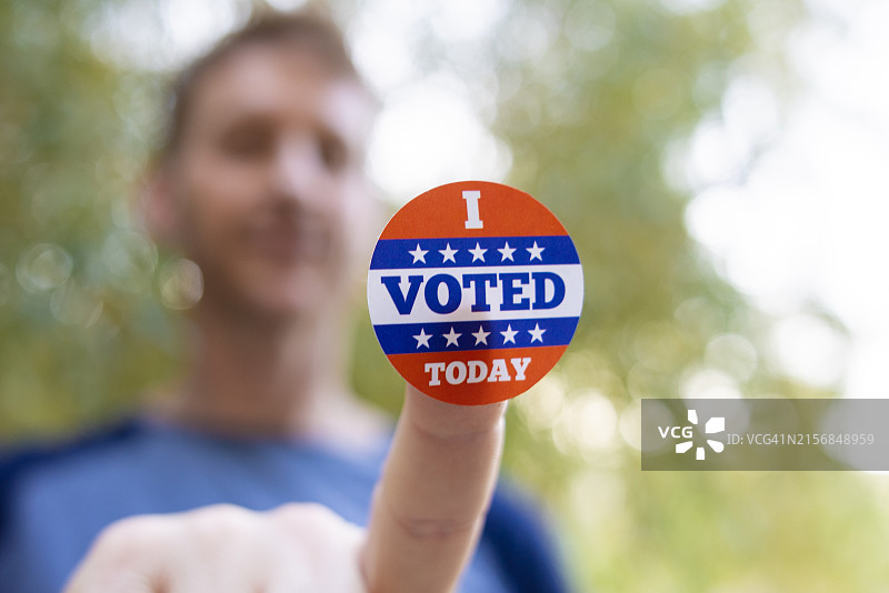 贴着“我已投票”贴纸的男人图片素材