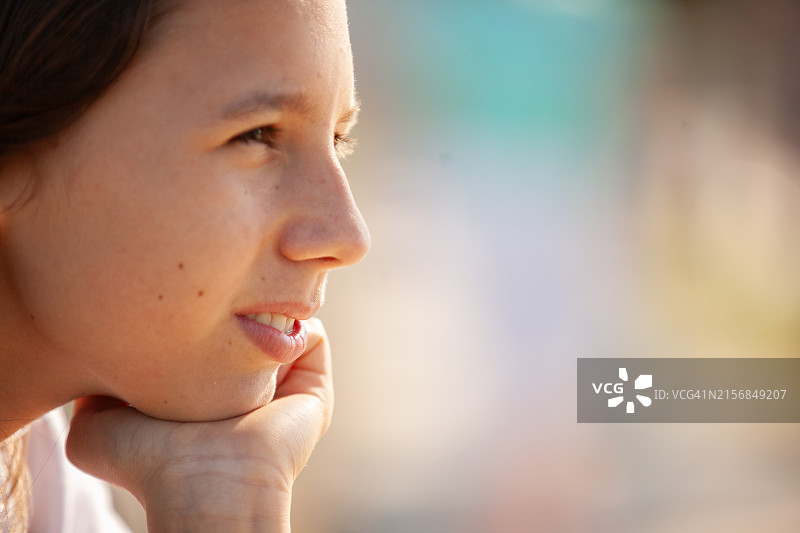 沉思的少女肖像图片素材