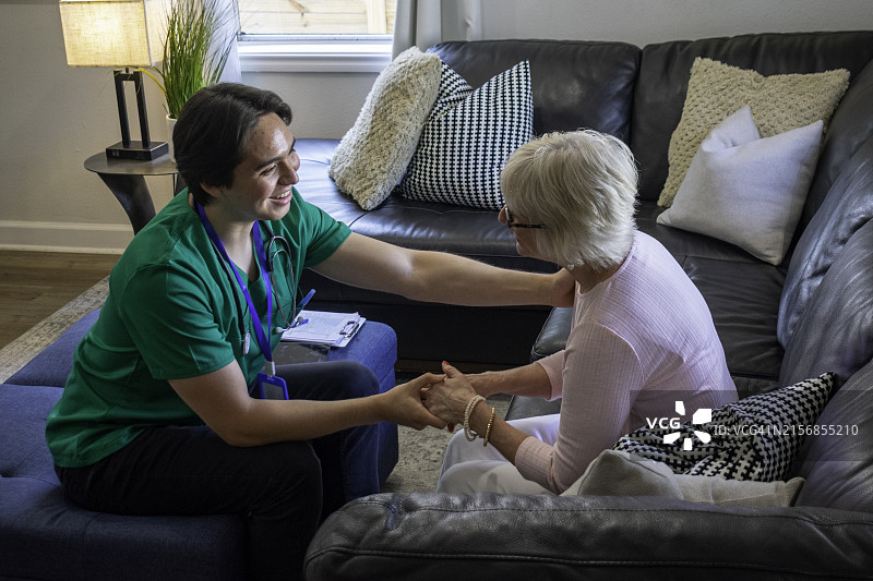 男护士为老年人提供居家医疗服务图片素材