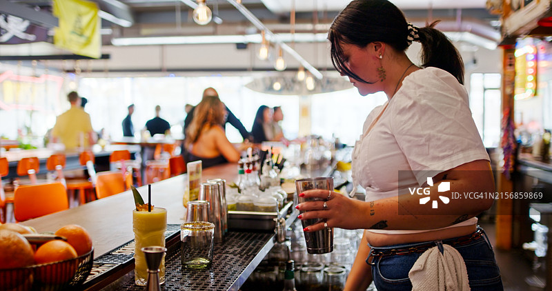 女调酒师准备用鸡尾酒摇壶调制饮品图片素材