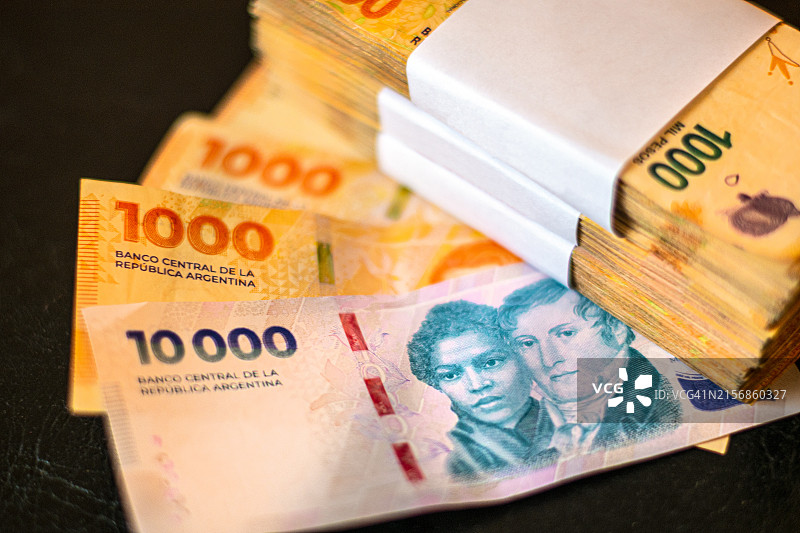 现金。10000和1000阿根廷比索纸币。图片素材