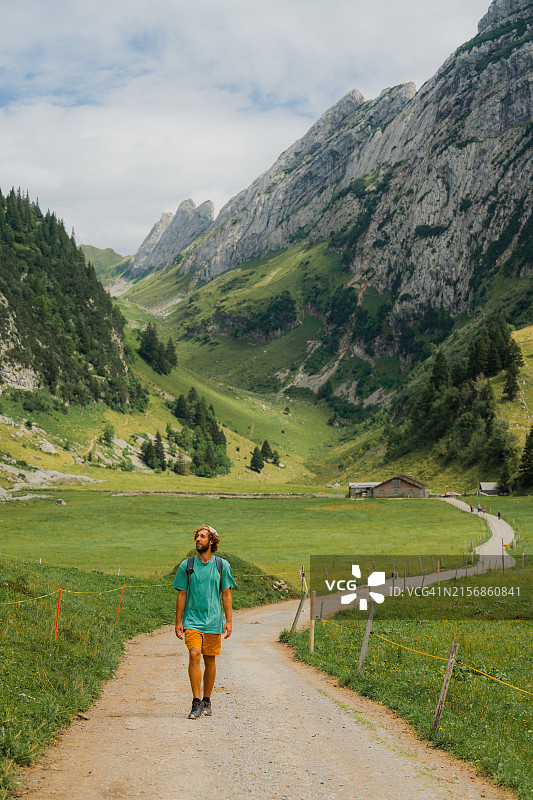 男子在阿彭策尔的瑞士阿尔卑斯山徒步图片素材