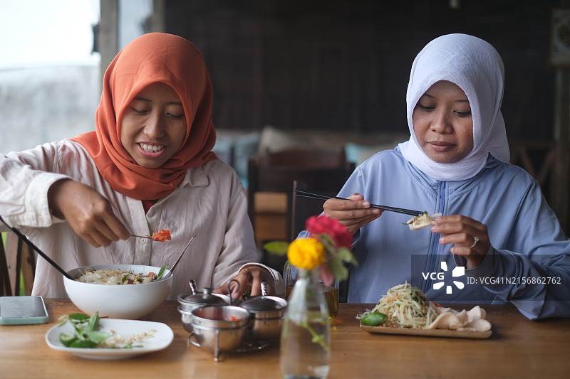 穆斯林妇女与朋友共进午餐图片素材