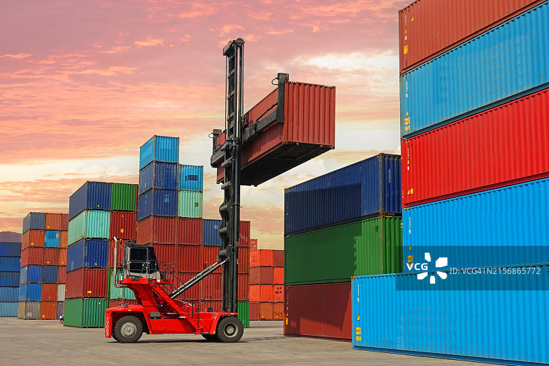 集装箱 depot，叉车正在搬运集装箱图片素材