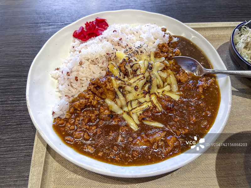 牛肉咖喱配烤奶酪和福神渍图片素材