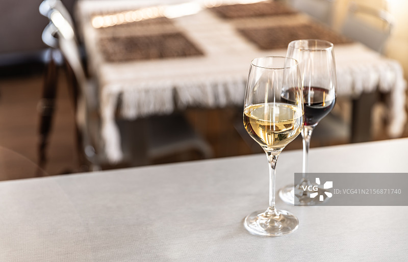 厨房台面上装有红葡萄酒和白葡萄酒的酒杯图片素材