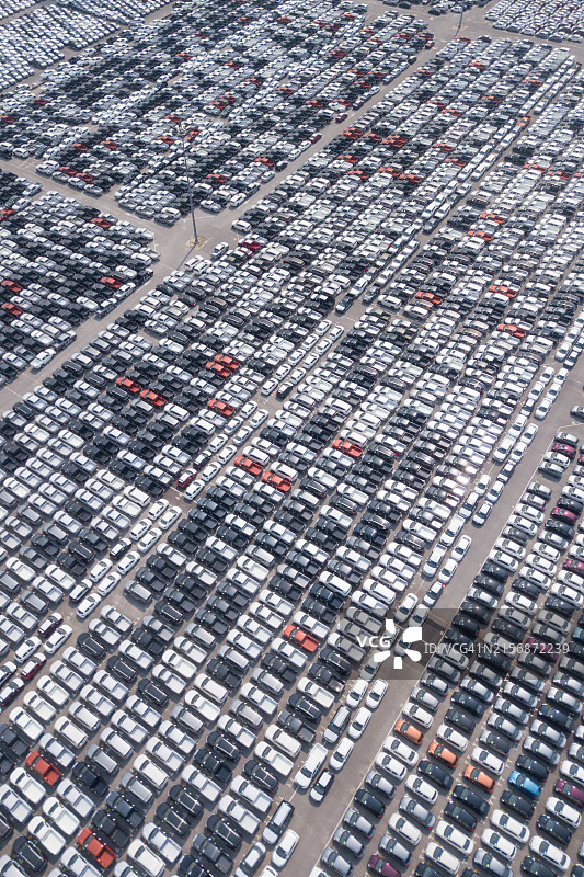 停满一排排崭新车辆的大型停车场航拍，等待着它们的新主人图片素材