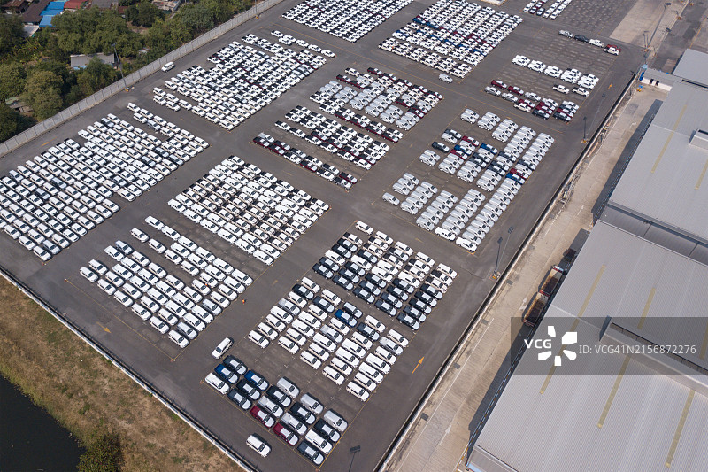 停满一排排崭新车辆的大型停车场航拍，等待着它们的新主人图片素材