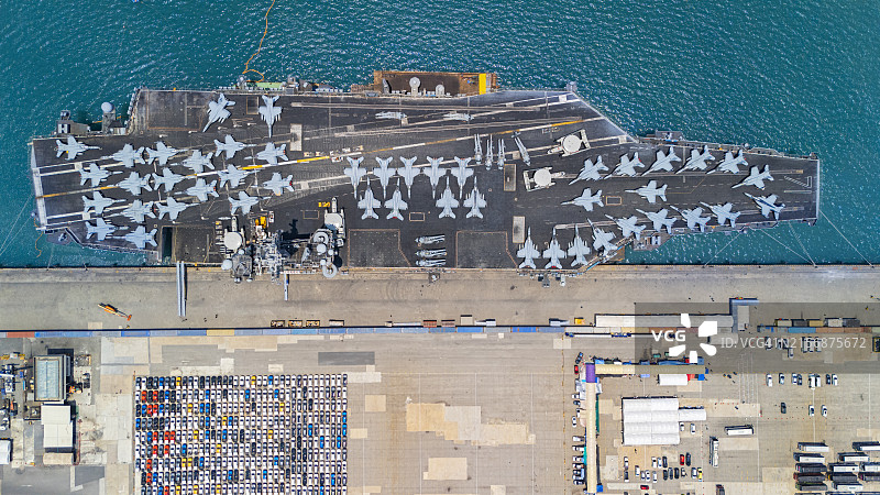 航拍视角：油轮在海上为航空母舰补给图片素材