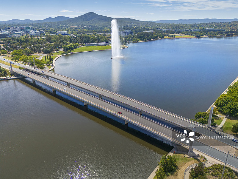 堪培拉的湖上公路桥与喷泉图片素材