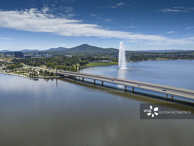 堪培拉湖上的公路桥与喷泉图片素材