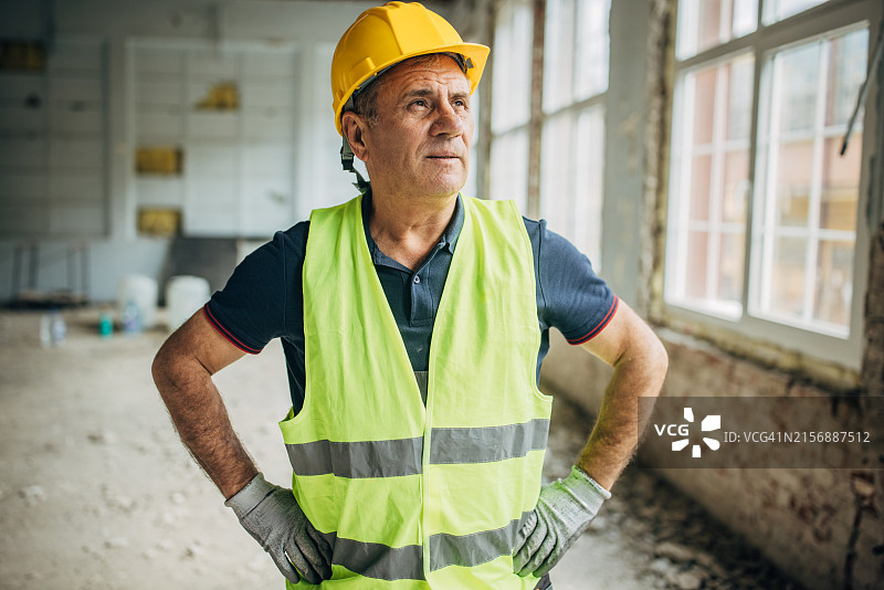 建筑工地上的男性建筑工人图片素材