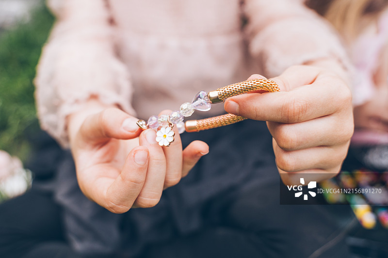 小女孩手中的手镯图片素材