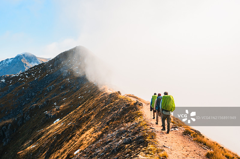 当大自然召唤时，去徒步吧图片素材