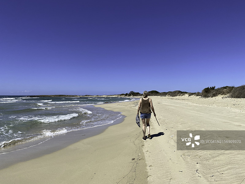 女人享受在意大利海滩的假期图片素材
