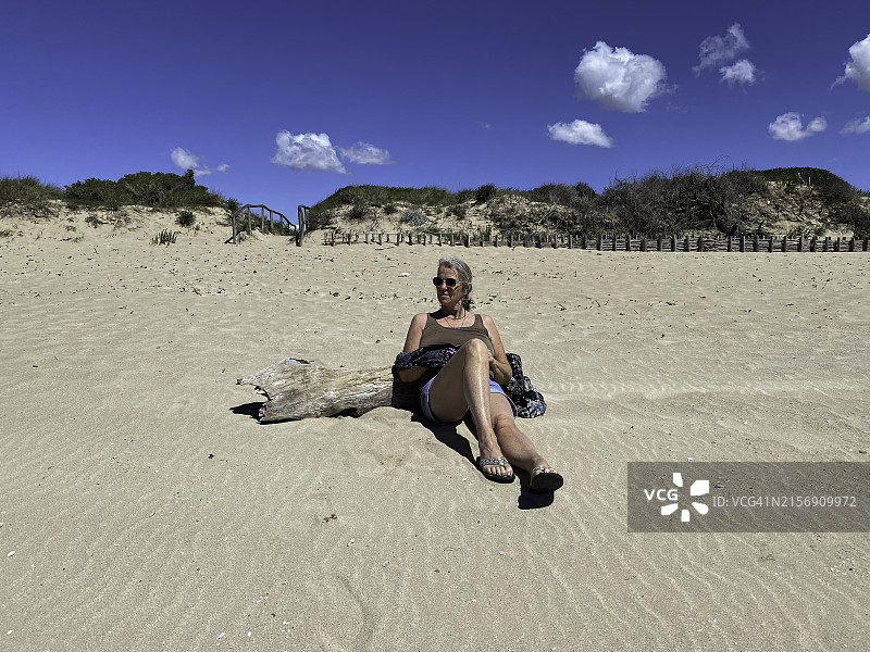 女人享受在意大利海滩的假期图片素材