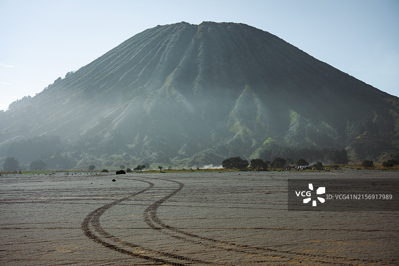 在印度尼西亚东爪哇的布罗莫火山越野图片素材