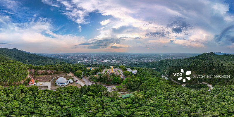 泰国宋卡府合艾市附近山脉绿色森林的航拍全景图片素材