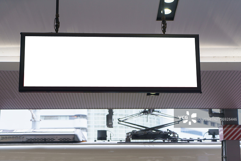 火车站站台白色banner，地铁列车正在停靠图片素材