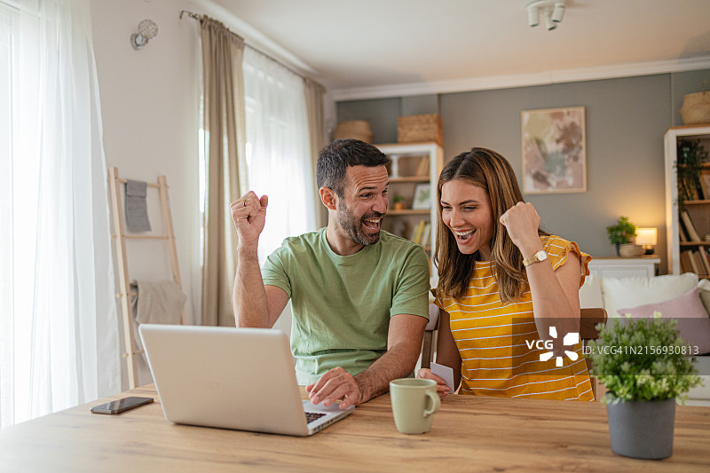 快乐情侣在家在线预订旅行图片素材