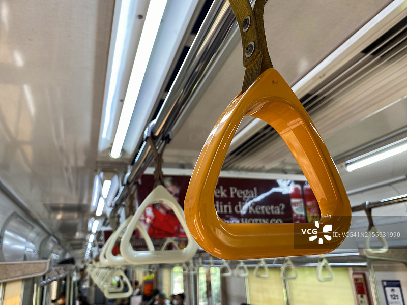 公共交通工具上的把手图片素材
