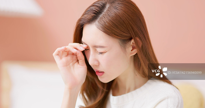 眼睛干燥的亚洲女性图片素材