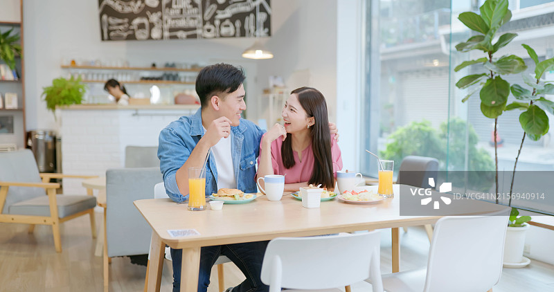 情侣享用早餐或早午餐图片素材