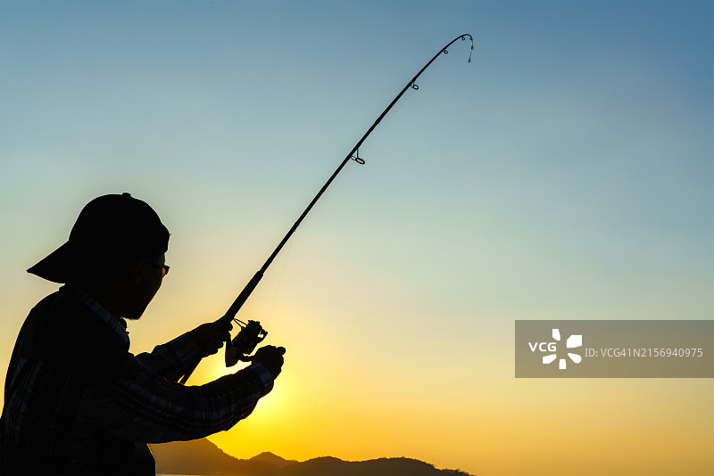 渔民在河边用杆捕鱼图片素材