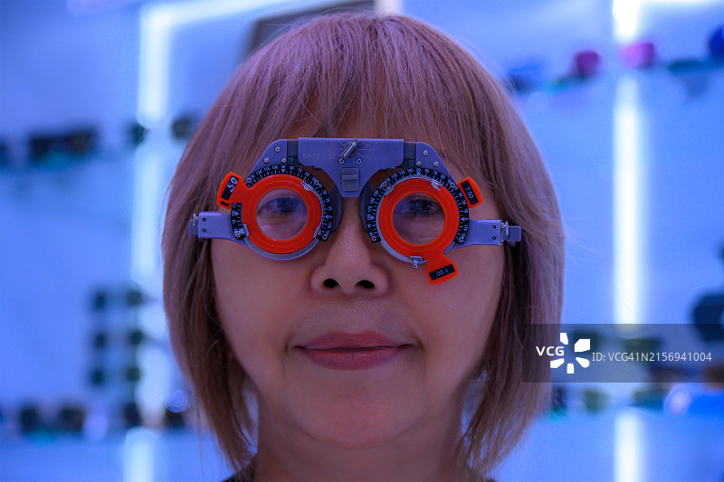 在眼镜店进行视力检查的女人图片素材