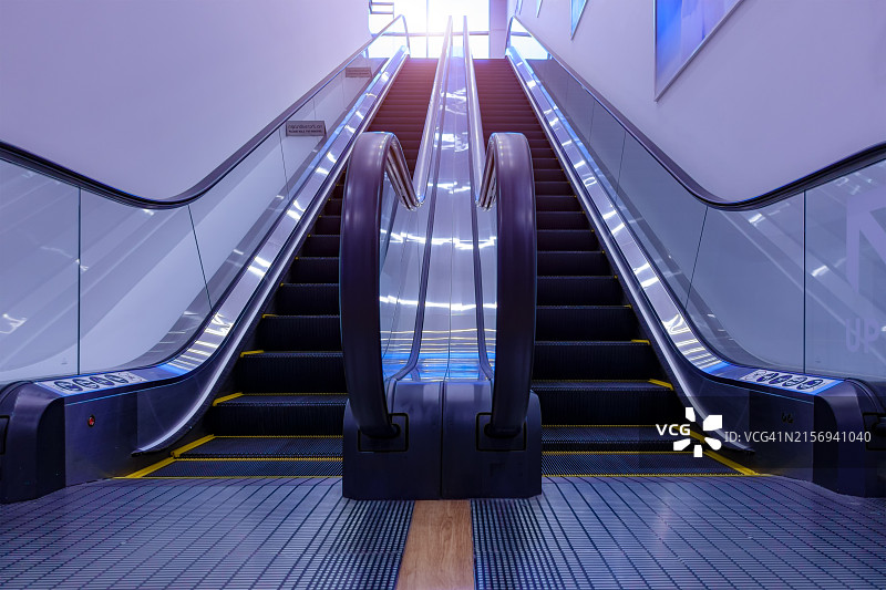 现代超市内的自动扶梯图片素材