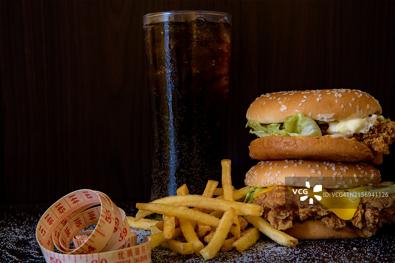 汉堡套餐与可乐苏打饮料和炸薯条图片素材
