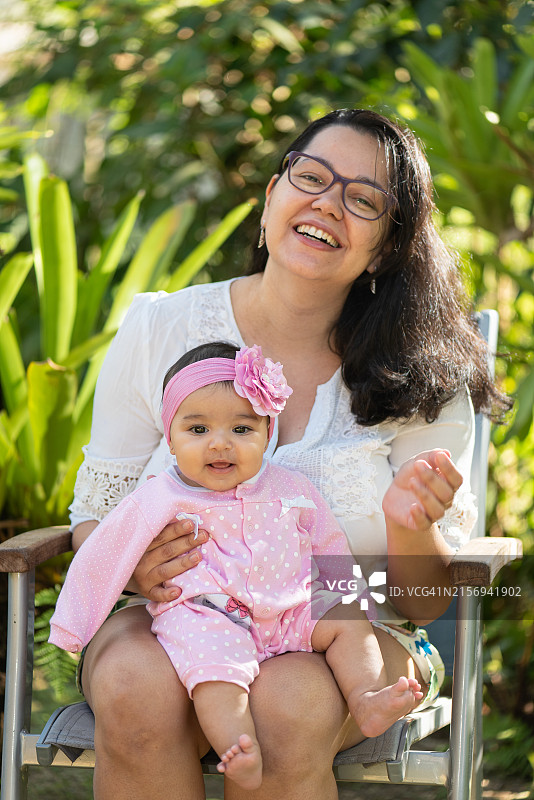 慈爱的母亲和微笑的女儿玩耍图片素材