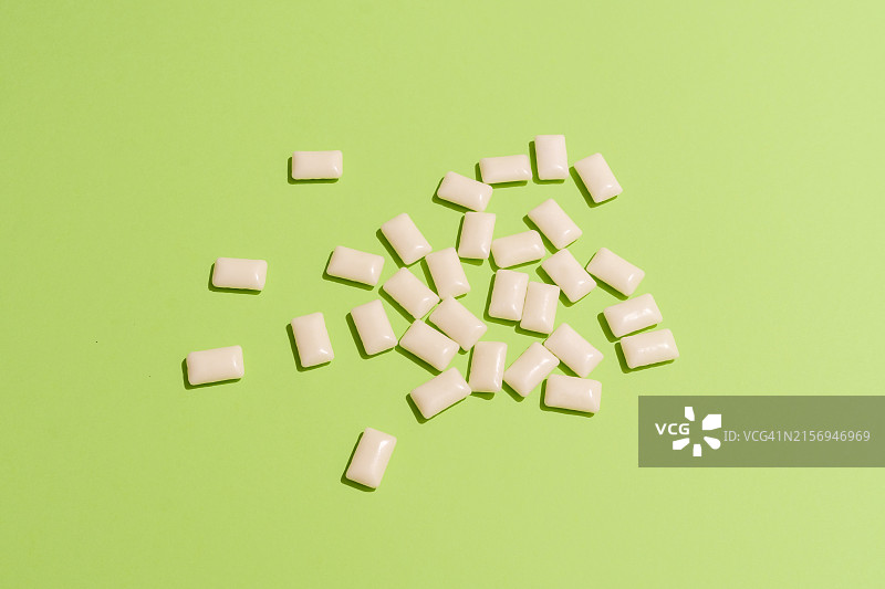 绿色背景上的独立口香糖图片素材