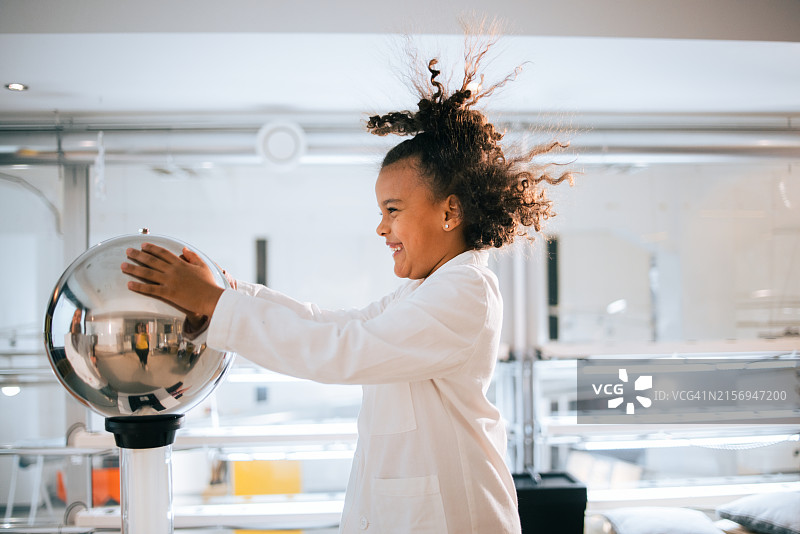 在科学实验室体验静电的微笑儿童图片素材