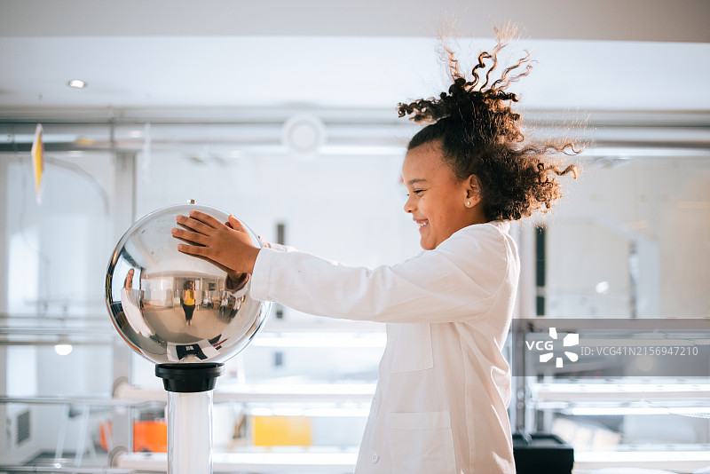 儿童进行静电科学实验图片素材