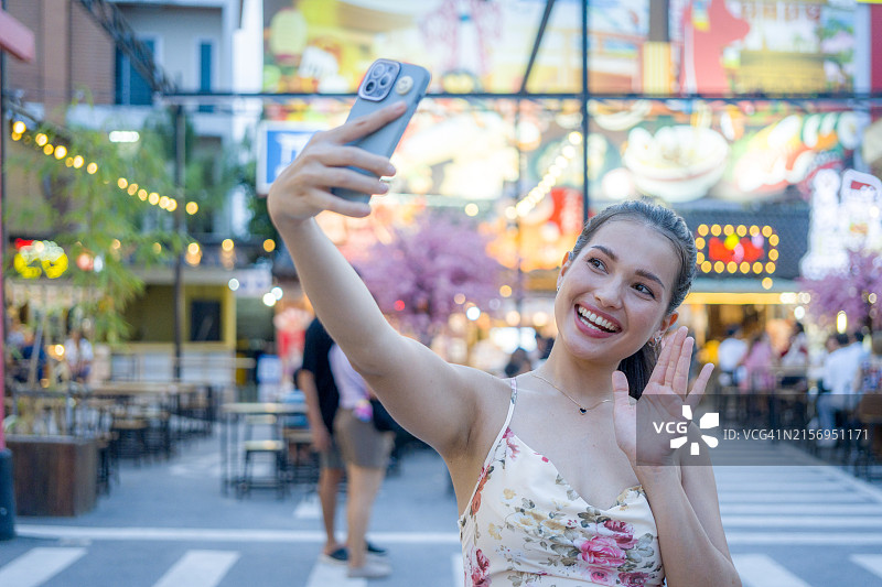 快乐的女游客在街头市场自拍图片素材