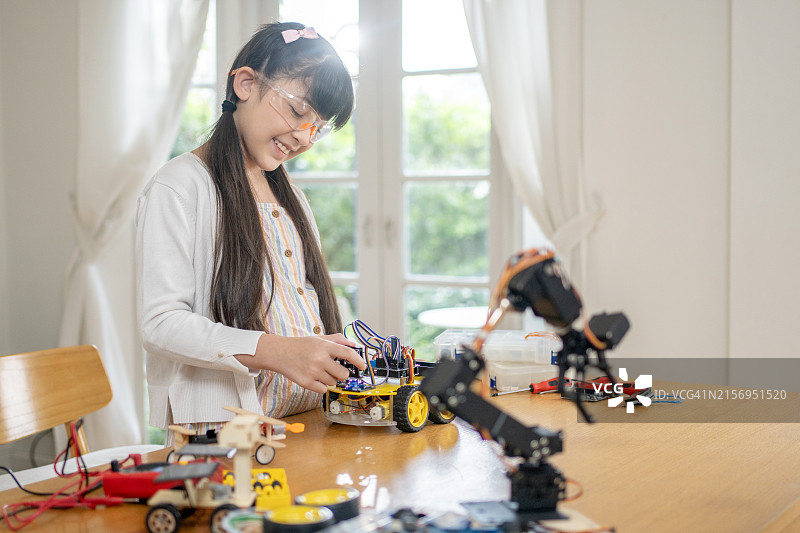 制作自动驾驶机器人的聪明女孩图片素材
