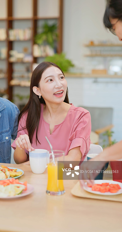 餐厅服务员上菜图片素材