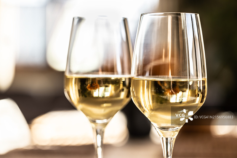 两杯白葡萄酒特写图片素材