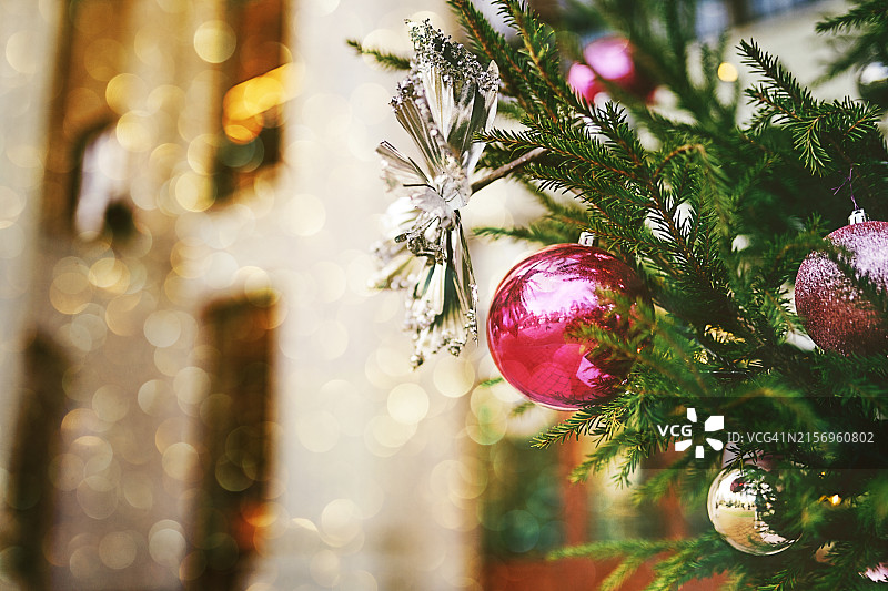 悬挂在户外圣诞树上的精美圣诞球图片素材