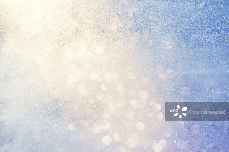 柔和散景光斑的抽象冰霜场景，梦幻般的冬季白色和淡蓝色调氛围图片素材