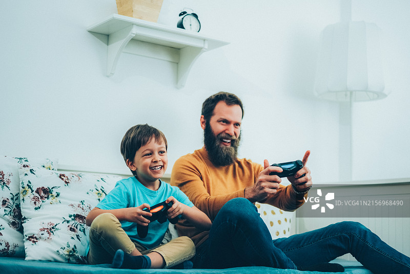 父子在家玩电子游戏图片素材