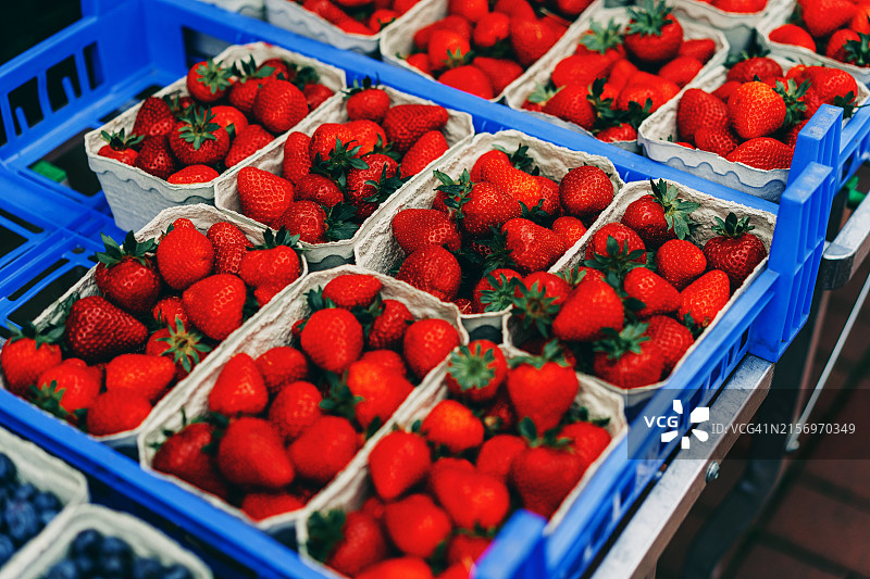 农贸市场上的新鲜草莓图片素材