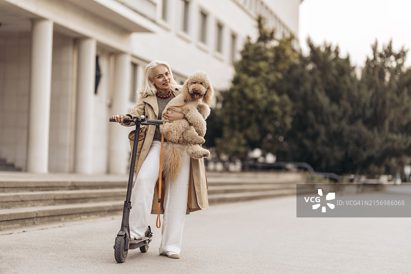 带着她的狗旅行的女人图片素材