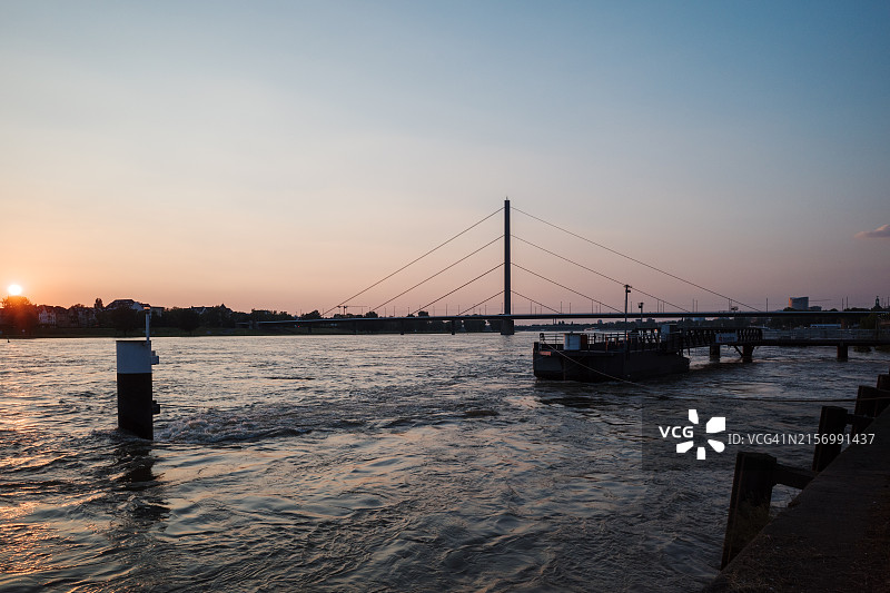 莱茵河畔日落时分的户外风光：河滨长廊与高水位图片素材