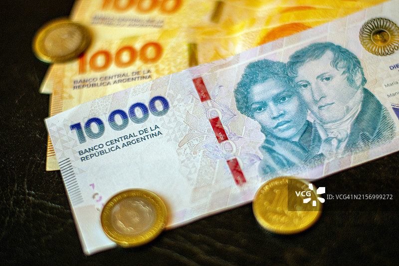 现金：阿根廷比索纸币和硬币图片素材