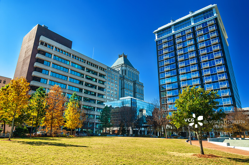 格林斯伯勒市中心高层建筑和公园广角图片素材