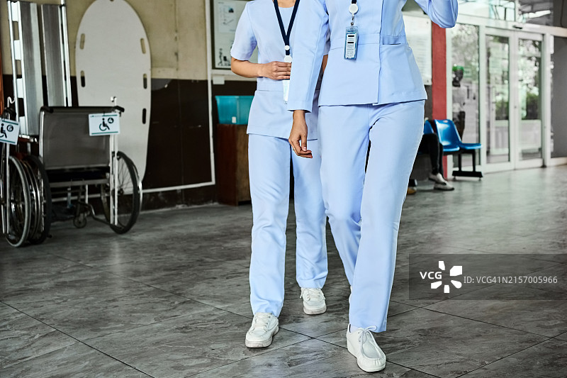 走在医院走廊上的两名护士的下半身图片素材